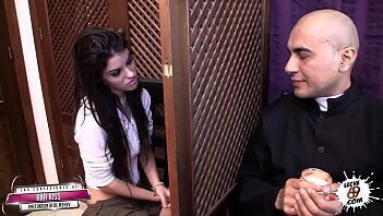 Curita caliente y vergon se folla a su feligresa pecadora