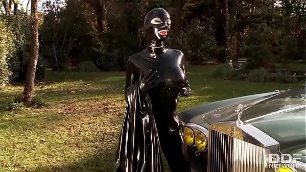 Fetish Queen Latex Lucy Fucks herself outdoors with Dildo