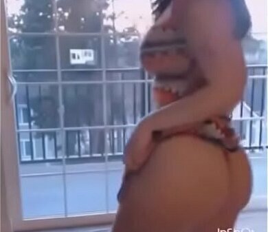 Gostosa tirando roupa dan&ccedil_ando despacito