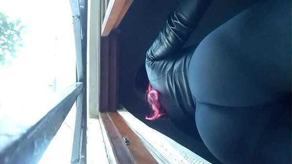 culo calza sacando ventana