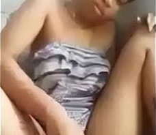 Mulher enfia garafa cona