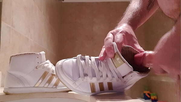 masturba botitas Adidas Hoop adentro