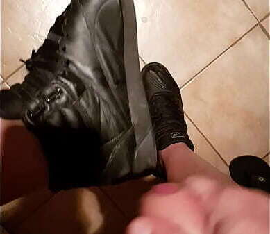 masturba botitas Reebok Freestyle puestas