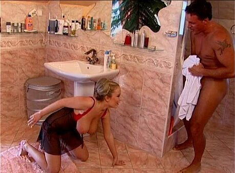 Tittenfick Horny couple fucks bathroom