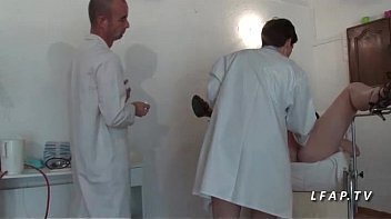 Cette mature francaise fait peter chez gyneco