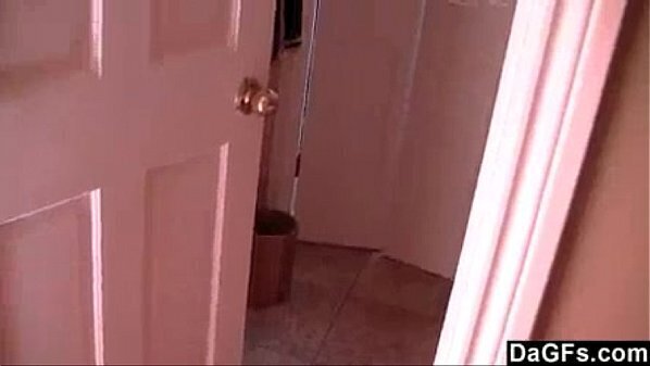 Pegando irm&atilde_ masturbando banheiro