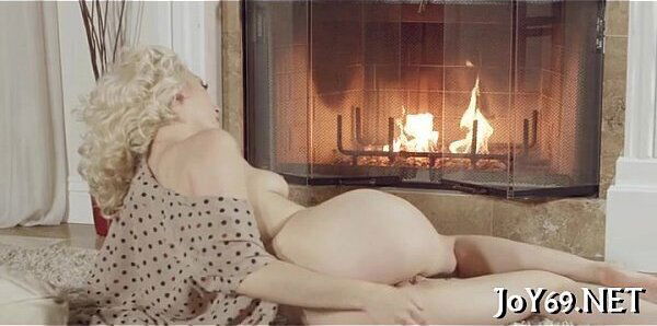 Solo girl inserts muff