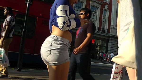 chica enorme culo paseando diminuto short