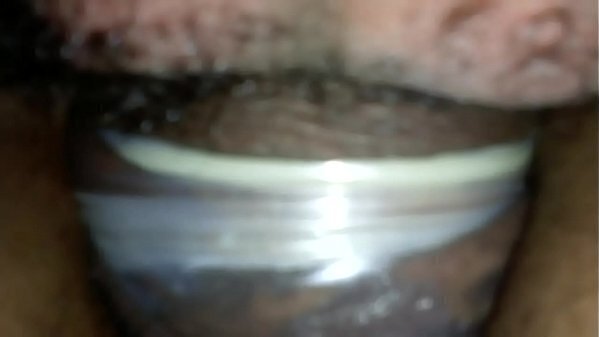 Pretinha novinha dando lado