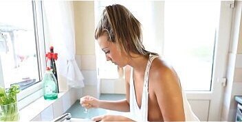 Latinas Spills While She'_s Cleaning