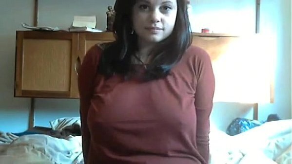 Linda gatinha exibindo dan&ccedil_ando para voc&ecirc_