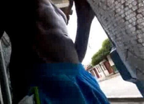 Exibicionista bate gostosa porta aberta