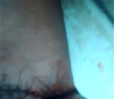 Mujer masturb&aacute_ndose reglando