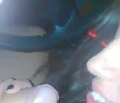 Bebendo porra dentro carro