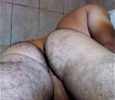 culo tiene hambre... mucha hambre. culo tragando caldito pollo.