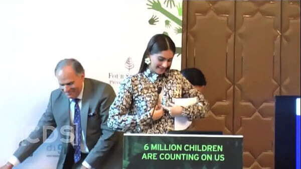 Sonam Kapoor Boobies Exposed, Wardrobe Malfunction Video