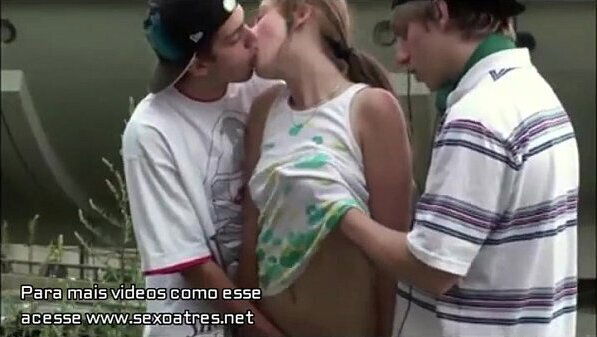 Ninfetinha dando dois amigos meio mato