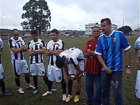 Rodinha jogadores pegando durante treino.