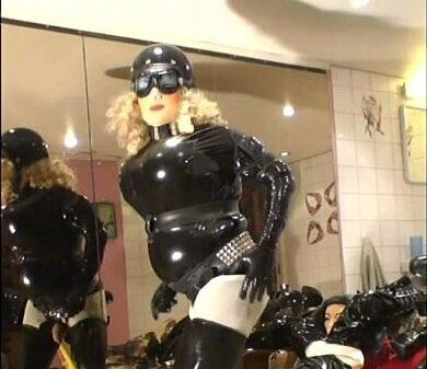 Roxina2005CockGurlinShinyRubber120205XXXL.MPG