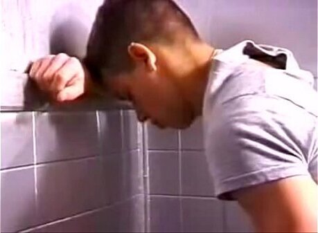 Brent Everett fazendo passivo banheiro p&uacute_blico