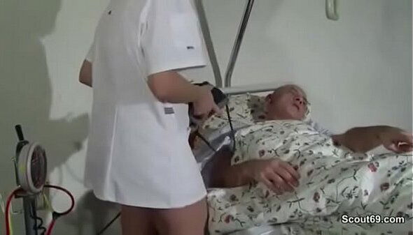 Krankenschwester hilft alten Patienten einem Fick