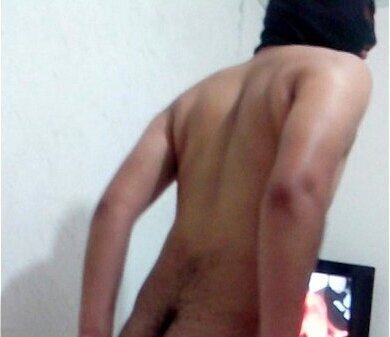 Novinho colocando calcinhas