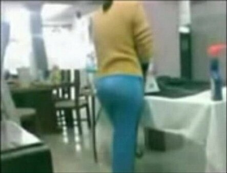 Follando sirvienta mientras plancha