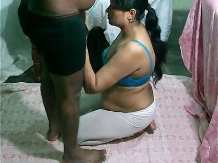 Desi Mature Bhabhi sucking fucking uncle