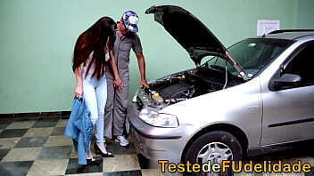 Morena peituda pagando boquete mec&acirc_nico