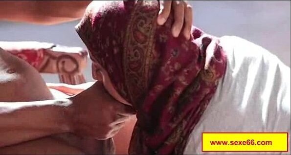 Deux perverses font ficeler baiser sauvagement canap&eacute_