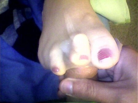 mujer pajea lindos pies