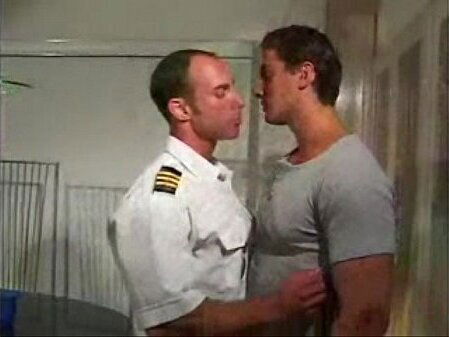 Piloto recebe trato [ACESSE: WWW.HOMOEROTICA.COM.BR]