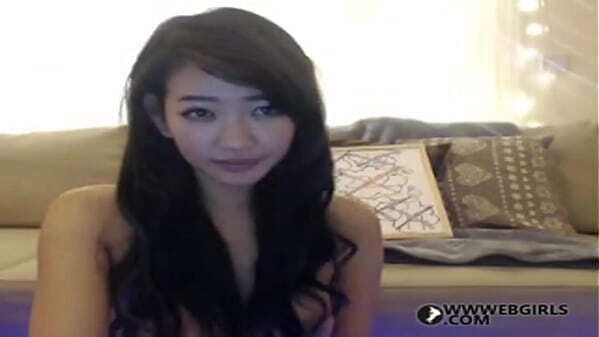 amateur webcam girl Girl playing wwwebgirls.com