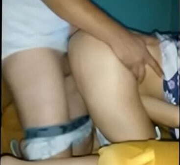 comendo a cunhada no sof&aacute_ e gozando dentro