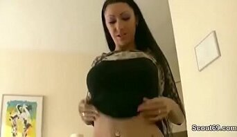 Schwester erwischt Stiefbruder und gibt ihm einen BJ