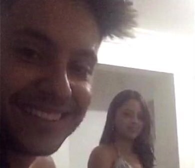 Safadinha mostrando peitinhos