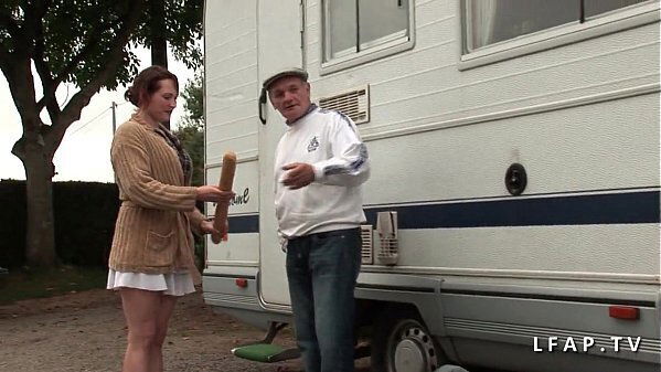 Pute rousse grave prise double penetration dans gangbang avec vieux