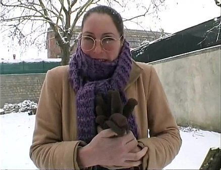 hombre enmascarado beneficia esta inocente chica