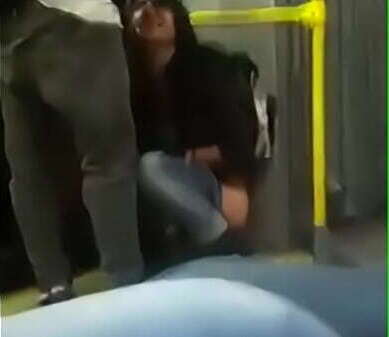 Mujer orina transmilenio bogota