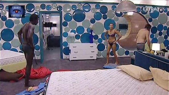 Angela Viviani pool topless Grande Fratello (IT)