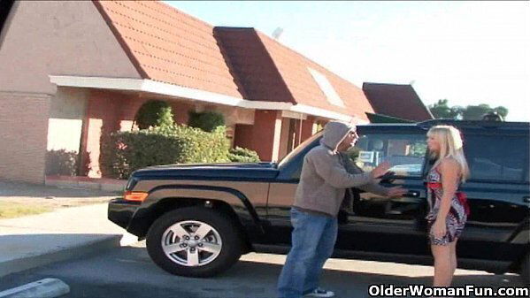 Soccer milf Viki satisfies hungry pussy mouth