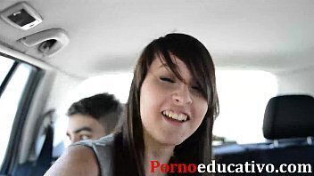 Fantas&iacute_a sexual: Miquel y &Uacute_rsula follan en el coche