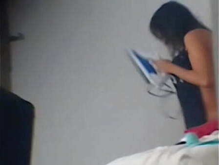 Desnuda planchando despu&eacute_s coger