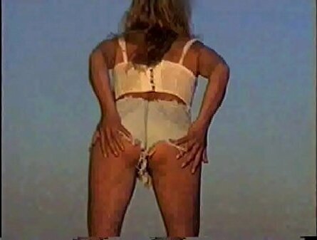 Loira exibindo Shortinho socadinho