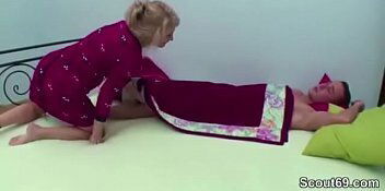 Mutter weckt Stief-Sohn wird Arsch