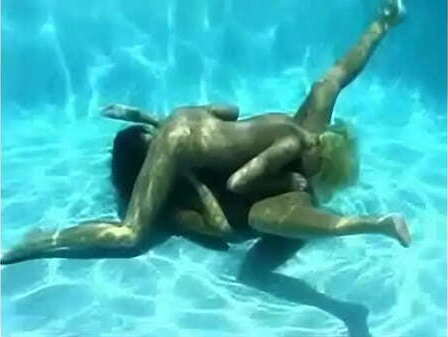 Exposure Lesbian underwater