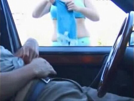 Frentista lavar para-brisa acabou fazendo servico completo