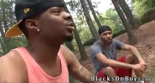 Dois caralhudos pegando branquinho