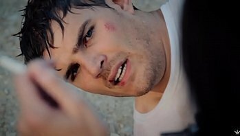 Chris Zylka mostra p&ecirc_nis na s&eacute_rie The Leftoves