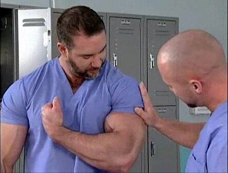 Macho peludo musculoso hospital